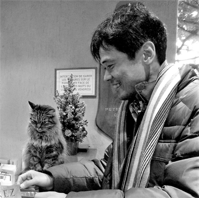 写真作家 田中淳 （ Photo Artist Jun Tanaka ） ／ 南仏のホテルカウンターで猫と